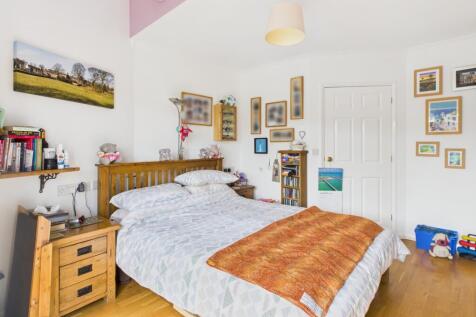 CAM02519G0-PR0326-STILL012