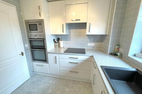 2 Barton Court Ki...