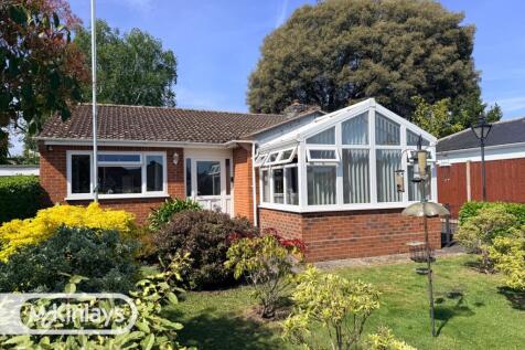 Spacious 2 bedroom Detached Bungalow on Private R
