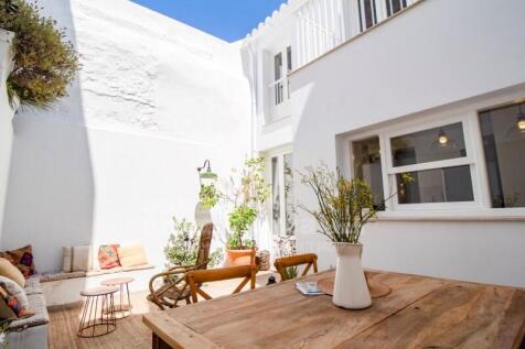 House with patio in Alaior centre