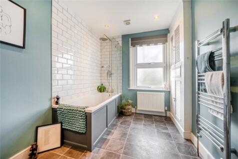 4 bed, 2 bath End of Terrace in belfast - Photo 8