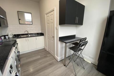 4-bed flat on Birch Lane, Longsight, £140pppw, £607/mo