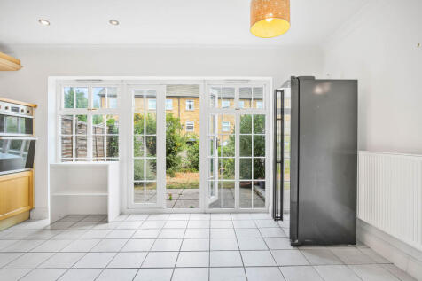 Chadwick Place, Kingston, KT6 photo 3