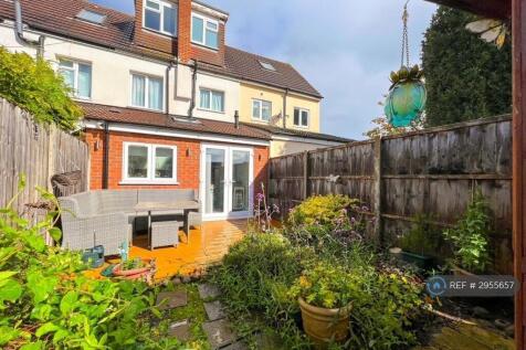 Eastcote Avenue, West Molesey, KT8 photo 4
