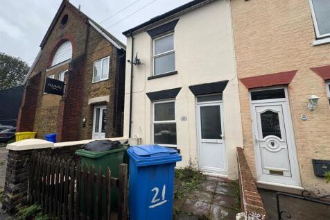 2-bed terraced on Shakespeare Road, Sittingbourne, £1,200/mo