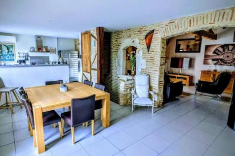 Une salle à manger ouverte avec une grande table e