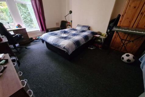 A cozy double bedroom featuring a double bed wi...