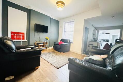 6 Bedroom Semi-Detached in NG7 2ET