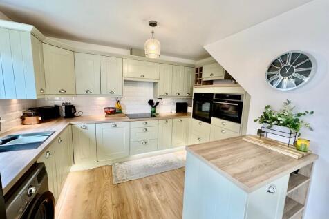 Fully Fitted Kitchen 