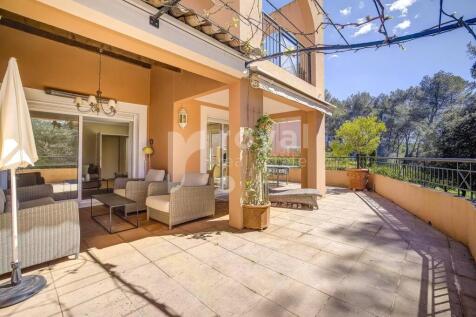 Elegant facade of the villa in a top-of-the-range 