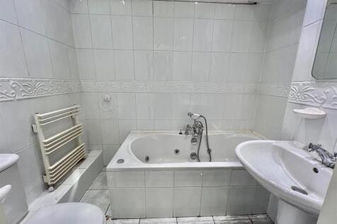 48 Wakefield Rd Master Ensuite.jpg