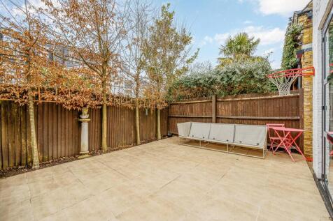 32 Compton Crescent-10.jpg