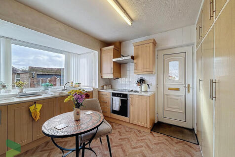 Fitted Kitchen/Di...