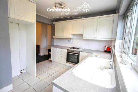 Three bedroom end of terrace to rent Bellevue Roa