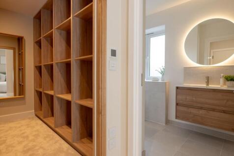 Primary En-Suite &amp; Walk In Wardrobe