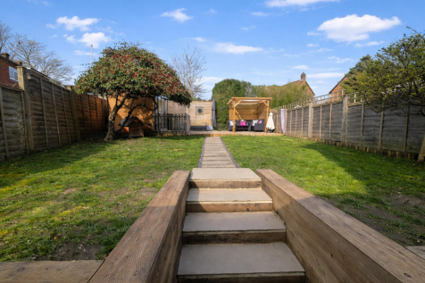 Cornerways, 1 New Road - Garden 2.png