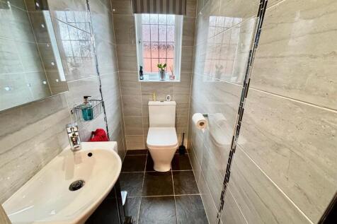 Guests Cloak Room/WC