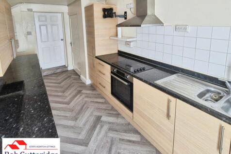 MODERN FITTED KITCHEN