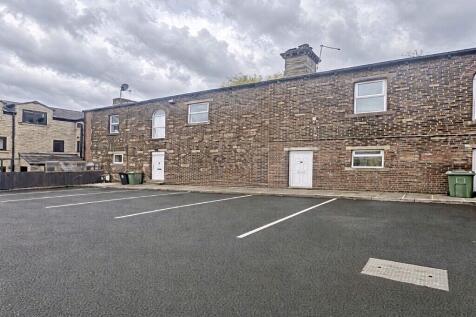 1-bed house on 3 Hunsworth Lane, Cleckheaton, Kirklees, £625/mo