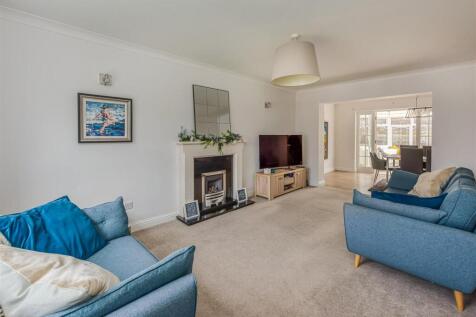 2 Heath House Drive-lounge1.jpg