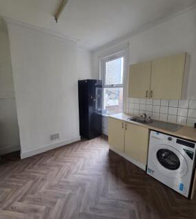 The Warren, Manor Park, Newham, London photo 3