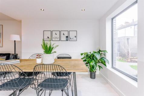 Fonthill road table 1920px.jpg