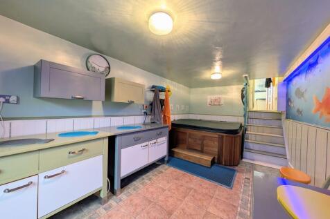 Utility Room/Hot Tub