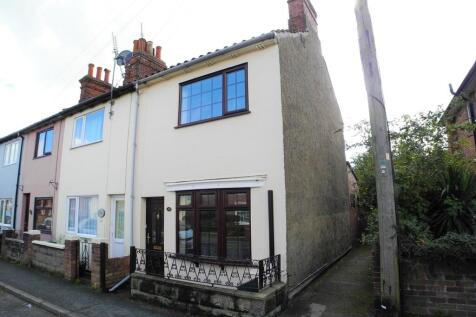 2-bed terraced on High Street, Kessingland, £700/mo