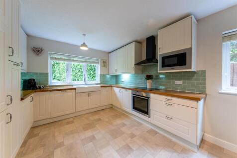 17 Woodham Close-002.jpg