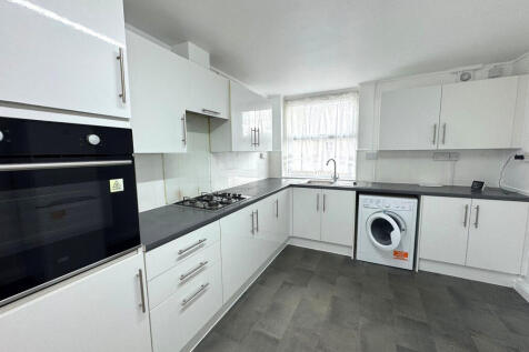 2-bed flat on Two bedroom HIGH STREET SOUTH, £1,700/mo
