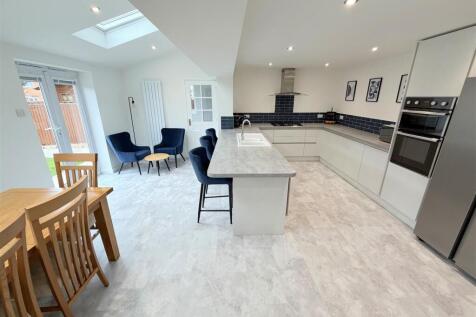 Dining Kitchen &amp; Family Room