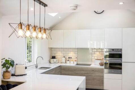 Kitchen/ Dining Area