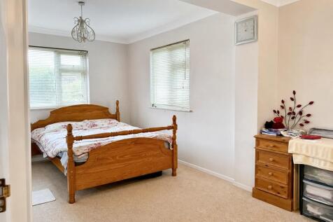Spacious master bedroom with great natural ligh...