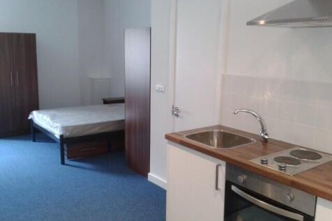 Bright studio with kitchenette and fitted stora...