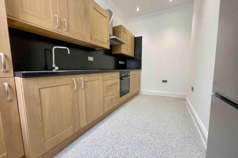 3-bed flat on Tower Hamlets Road, E7, £2,300/mo