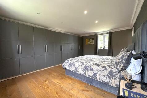 Dual-Aspect Master Bedroom 585