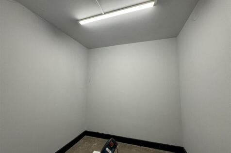 Ground floor store/space