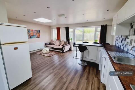 5-bed semi-detached on Elm Road, Reading, RG6, £3,300/mo