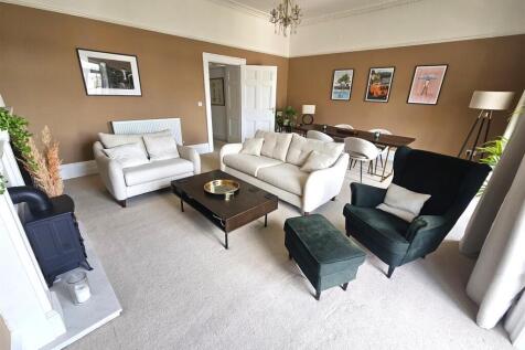 Living Room (3).jpg