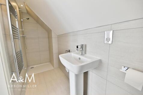 EN-SUITE SHOWER ROOM