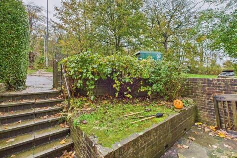 FRONT DOORWAY / GARDEN