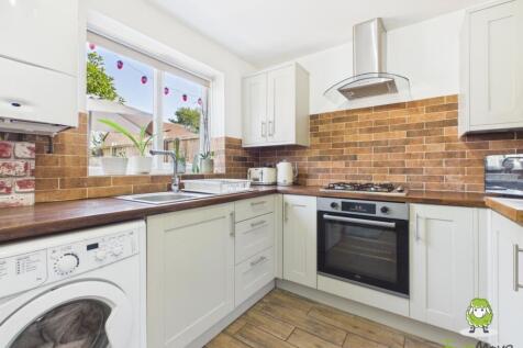 EweMove Estate Agents Basingstoke - 4 Calleva Clos