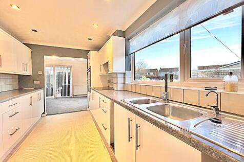 **DOUBLE LENGTH GARAGE**Brixham Close Bedford MK40 photo 3