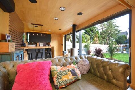 Cinema/Study &amp;  Bar Area