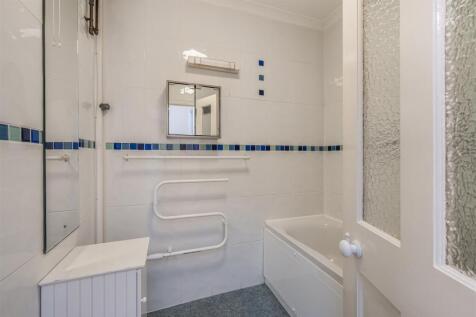 Apartment 7 Bathroom