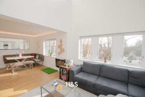 619 Sandon - Lounge.jpg