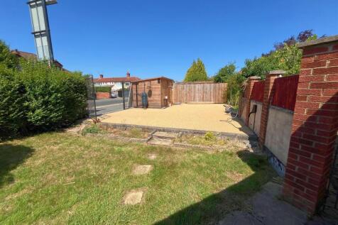 Garden to side and driveway.jpg