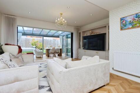 'L' SHAPED KITCHEN/DINING/LIVING ROOM