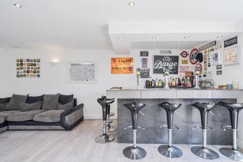 Garden Bar / Games Room