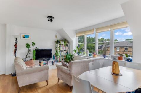 2-bed flat on Acol Road NW6, £2,817/mo